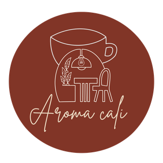 Isotipo de Aroma Cali: una taza que guarda un pequeño refugio con lámpara, mesa, silla y planta.